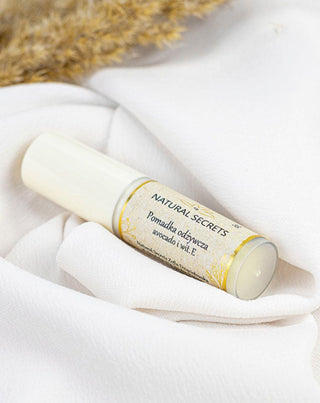 Подхранващо червило с масло от ший Natural Secrets за възстановяване на напуканите устни - 2