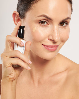 Озаряващ и хидратиращ фон дьо тен с хиалуронова киселина 01 Порцелан Nutridome Illuminating Foundation